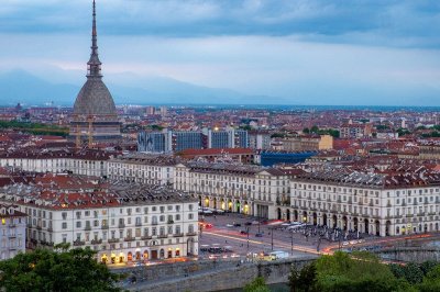 Torino, la città che trasforma i negozi in case: 500 piani terra diventano loft e mini-abitazioni